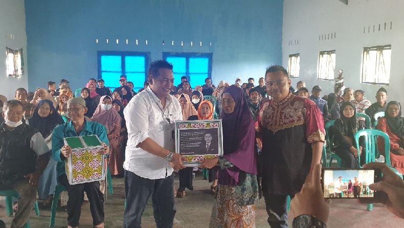 Lansia di Kota Tasikamalaya Semringah Dapat Sembako dari Pengusaha Muda Dadan Tri