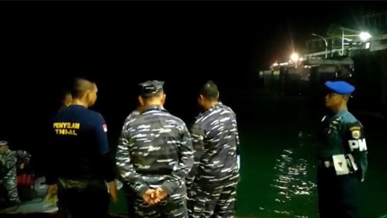title TNI AL Turun Tangan Pengangkatan Truk Tercebur ke Laut di Pelabuhan Merak TNI AL Turun Tangan Pengangkatan Truk Tercebur ke Laut di Pelabuhan Merak