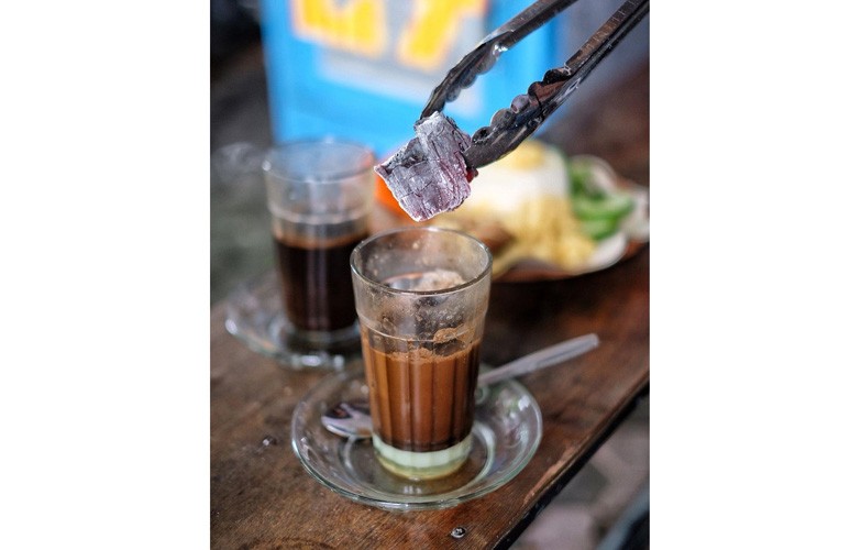 title Kopi Jos, Kopi Unik Khas Jogja yang Dicelup dengan Arang Panas Kopi Jos, Kopi Unik Khas Jogja yang Dicelup dengan Arang Panas