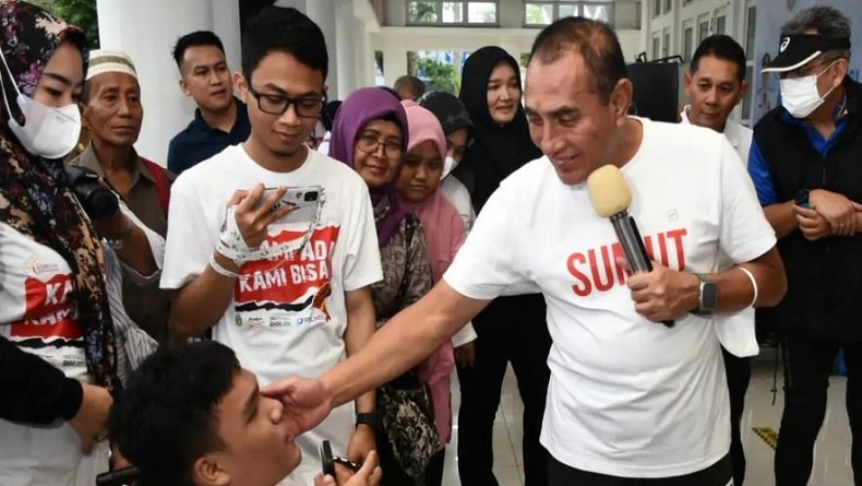 title Kaget Mik Direbut Anak-Anak saat Pidato, Begini Reaksi Edy Rahmayadi Kaget Mik Direbut Anak-Anak saat Pidato, Begini Reaksi Edy Rahmayadi