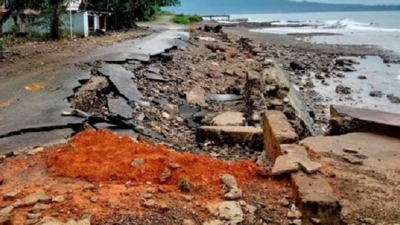 Dilanda Abrasi, Jalur Penghubung Antardesa di Maluku Tengah Rusak Parah