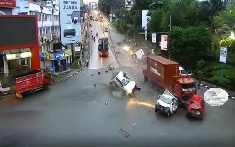 title Kaleidoskop 2022: Kecelakaan di Kaltim, Truk Hantam Puluhan Kendaraan, Anak Tabrak Orang Tua Kaleidoskop 2022: Kecelakaan di Kaltim, Truk Hantam Puluhan Kendaraan, Anak Tabrak Orang Tua