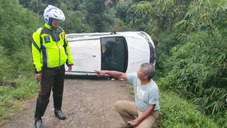 title Minibus Masuk Jurang di Jalur Gentong Tasikmalaya, Sopir dan Penumpang Luka-Luka Minibus Masuk Jurang di Jalur Gentong Tasikmalaya, Sopir dan Penumpang Luka-Luka