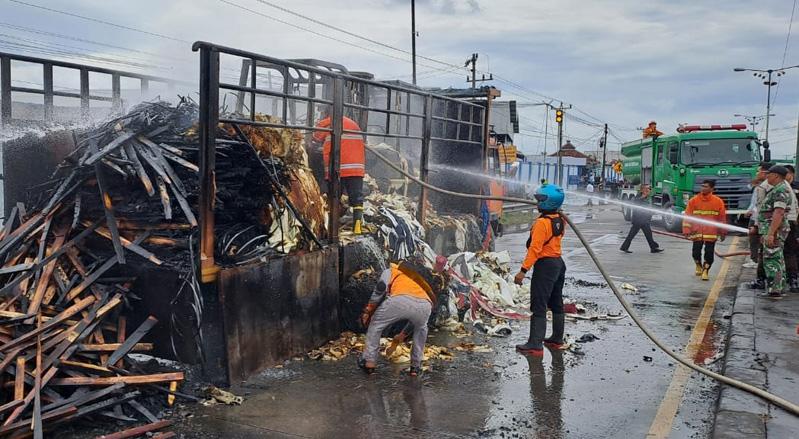 Truk Terbakar di Jalur Pantura Demak, Polisi: Diduga Korsleting Muatan Forklift