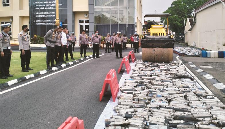  Jelang Tahun Baru, Polresta Solo Hancurkan Ribuan Knalpot Brong
