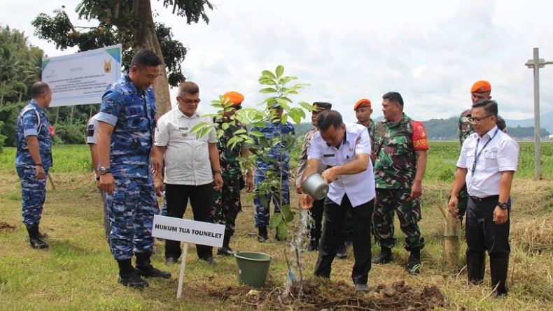 Jaga Kelestarian Lingkungan, Bandara Sam Ratulangi Manado Bersama TNI AU Tanam 300 Pohon