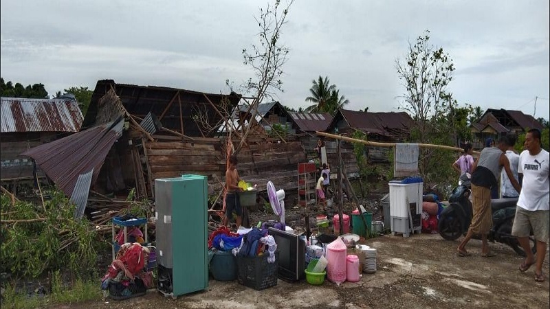 title Angin Kencang Terjang Kolaka Utara, 23 Rumah Rusak, 35 Warga Mengungsi Angin Kencang Terjang Kolaka Utara, 23 Rumah Rusak, 35 Warga Mengungsi