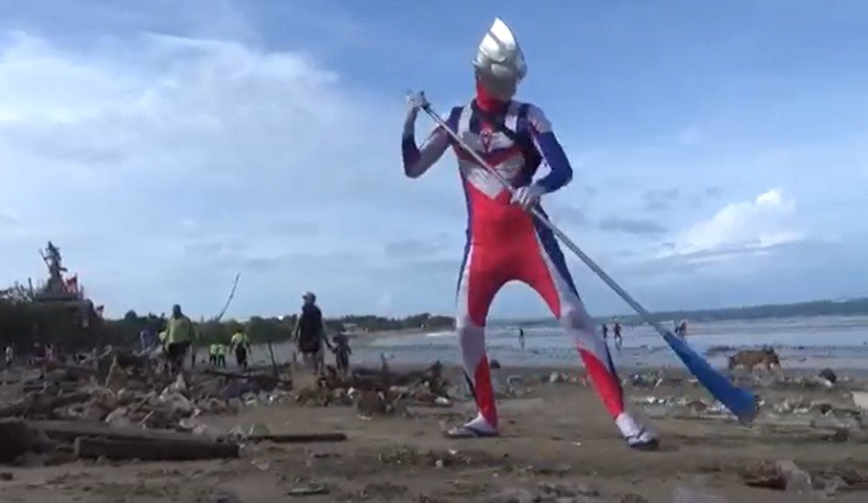 Ultraman Viral Bersihkan Sampah di Pantai Kuta Ternyata Asli dari Jepang