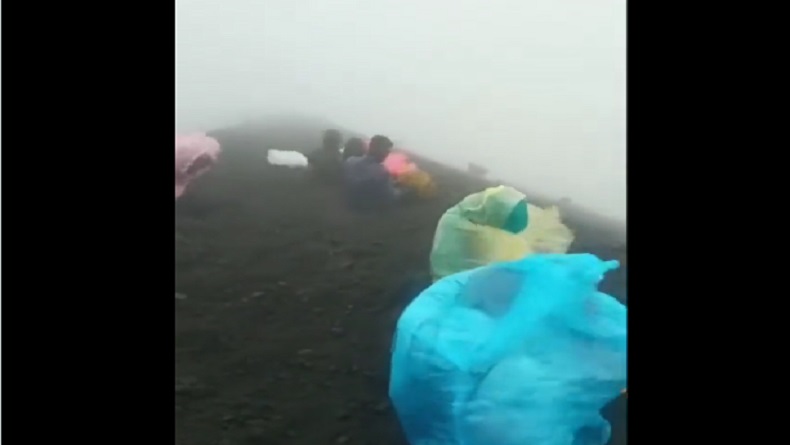 Video Viral Badai dan Kabut di Gunung Rinjani, Pendaki Pasrah Tak Bisa Bergerak