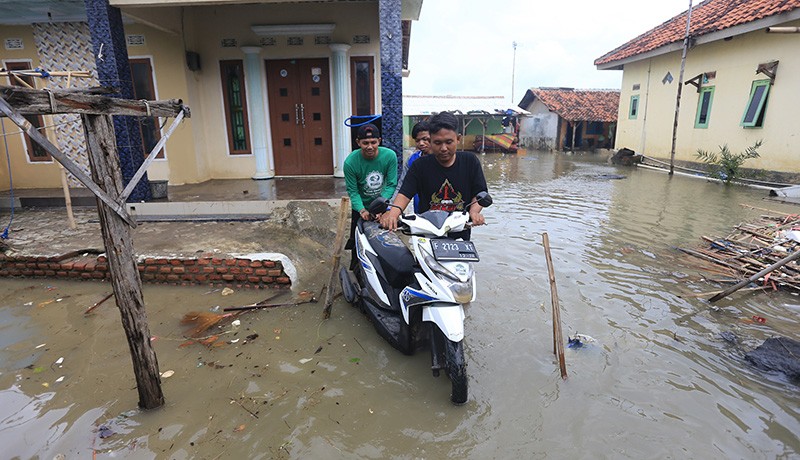 Kawasan Pantura Diterjang Banjir Rob, Air Masuk hingga Permukiman Warga - Bagian 3
