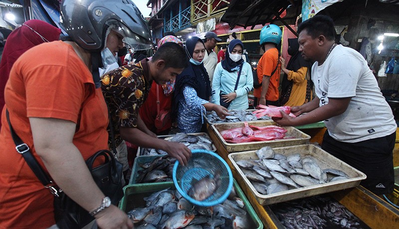 Pasar Ikan Diserbu Pembeli Jelang Perayaan Malam Tahun Baru 2023 - Bagian 2