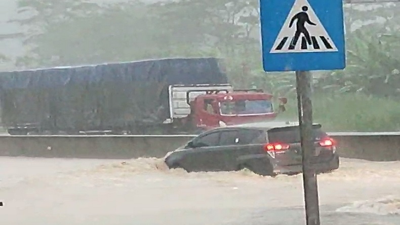 Sebelum Masuk Tol Kaliwungu Kendal, Pengendara Harus Terjang Banjir