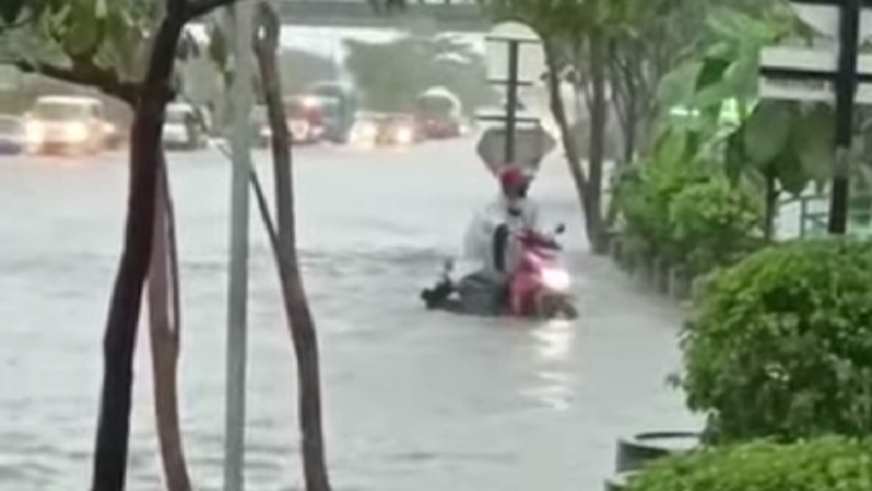 Penampakan Kendaraan Bermotor Terjebak Banjir di Kaligawe Semarang