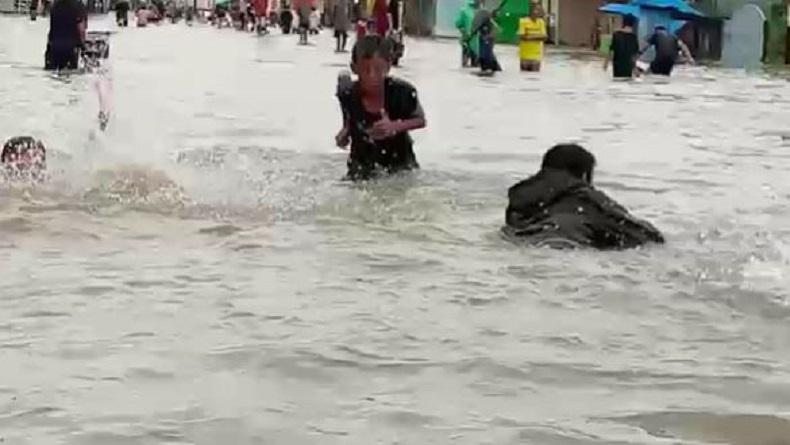 Banjir di Jalan Ahmad Yani Pemalang Jadi Kolam Renang Dadakan Anak-Anak