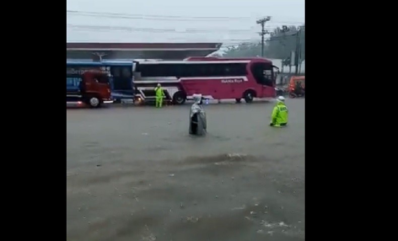 Penampakan Banjir Semarang, Air Sepinggang Orang Dewasa