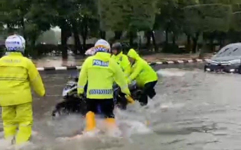 Kota Semarang Dikepung Banjir, Banyak Kendaraan Mogok
