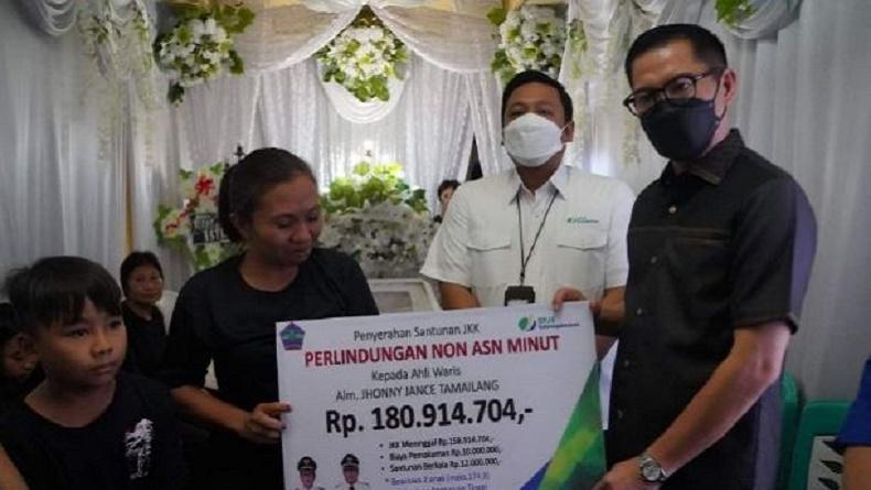 title Petugas Damkar Tewas Kecelakaan saat ke TKP Kebakaran, Bupati Serahkan Santunan Rp180 Juta Petugas Damkar Tewas Kecelakaan saat ke TKP Kebakaran, Bupati Serahkan Santunan Rp180 Juta