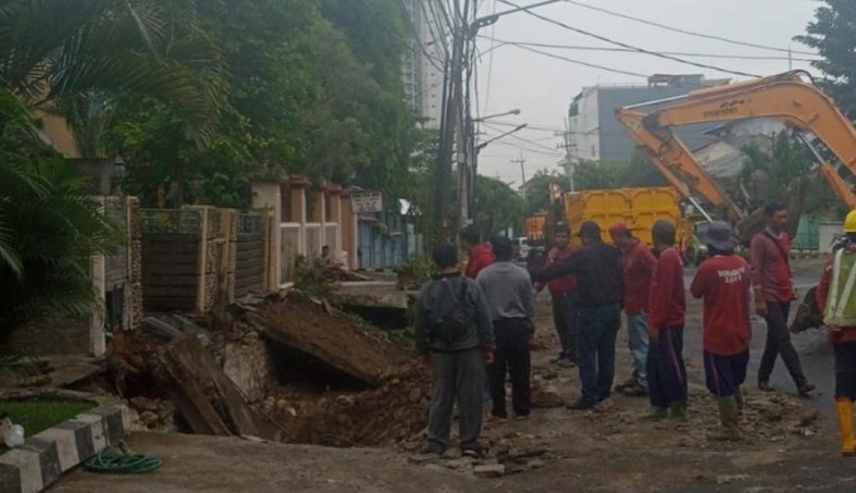 title Pemkot Surabaya Bangun Jembatan Darurat Imbas Jalan di Dukuh Pakis Surabaya Amblas Pemkot Surabaya Bangun Jembatan Darurat Imbas Jalan di Dukuh Pakis Surabaya Amblas