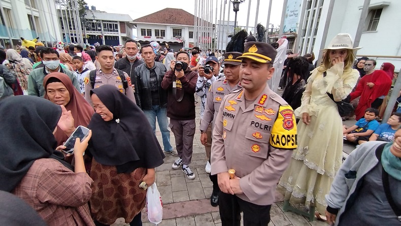 Jelang Malam Tahun Baru, Jalan Asia Afrika Bandung Dipadati Ribuan Wisatawan