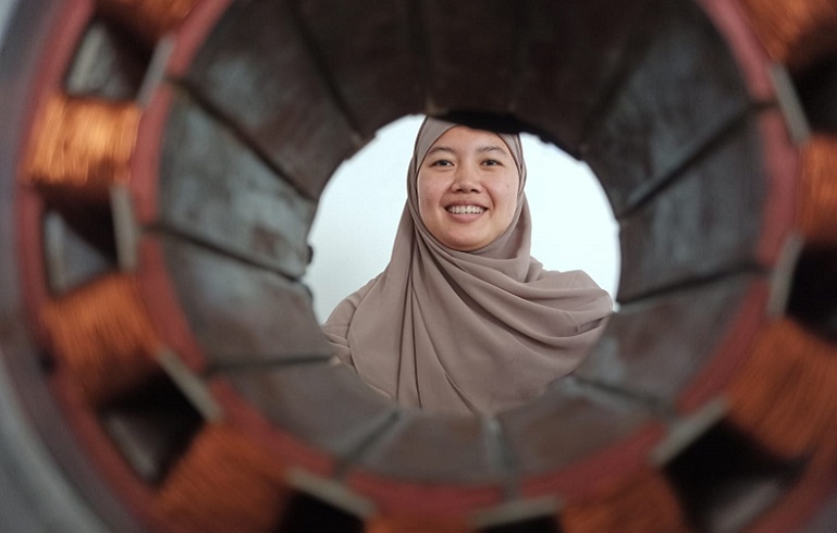 Ayuning Fitri Desanti dan Mimpi Besar Alirkan Listrik ke Laut hingga Jalan Raya
