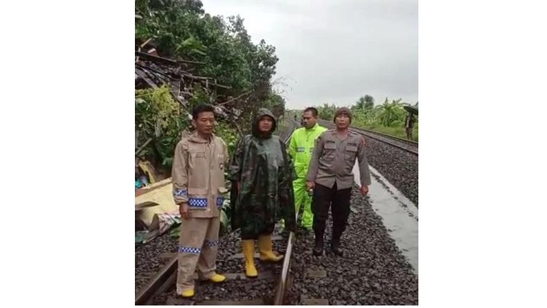 Longsor Tutupi Jalur Rel Kereta Api di Tugu Semarang