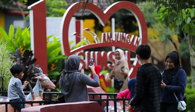 TMII Mulai Dipadati Pengunjung Rayakan Malam Tahun Baru 2023 - Bagian 5