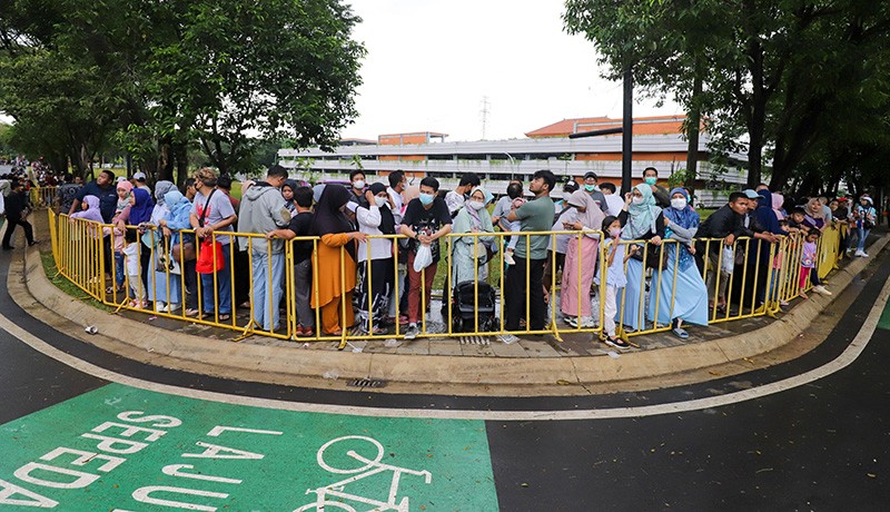 TMII Mulai Dipadati Pengunjung Rayakan Malam Tahun Baru 2023 - Bagian 3