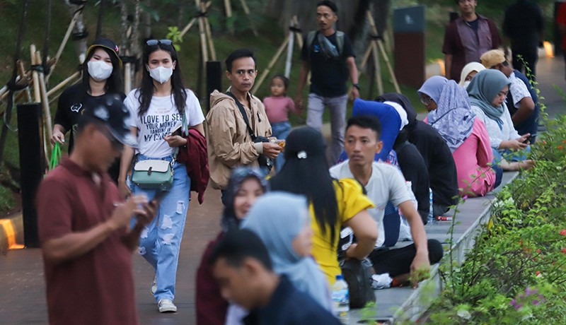 TMII Mulai Dipadati Pengunjung Rayakan Malam Tahun Baru 2023 - Bagian 4