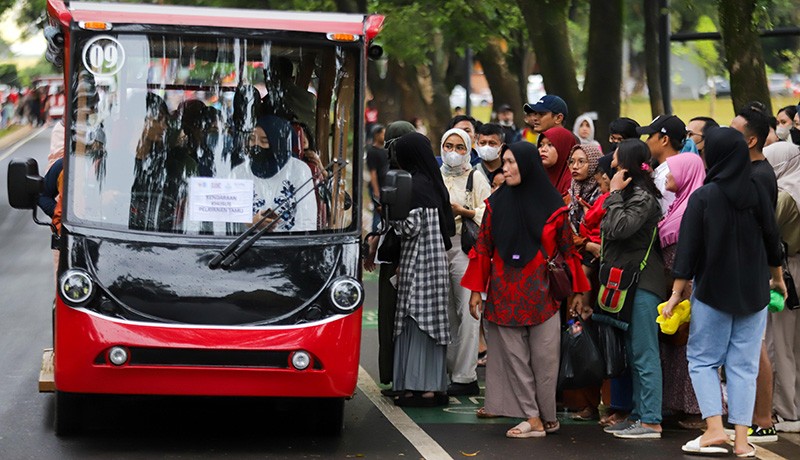 TMII Mulai Dipadati Pengunjung Rayakan Malam Tahun Baru 2023 - Bagian 1