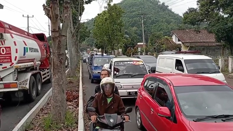 title Arus Lalu Lintas di Kawasan Wisata Ciwidey Bandung Padat, Kendaraan Antre 3 Km Arus Lalu Lintas di Kawasan Wisata Ciwidey Bandung Padat, Kendaraan Antre 3 Km