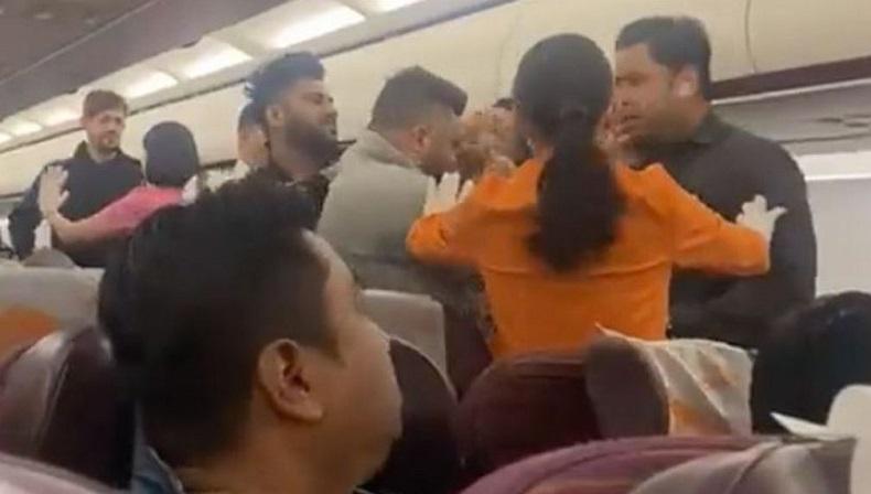 Pria Ini Dihajar Beramai-ramai oleh Penumpang Pesawat saat Akan Lepas Landas, Kenapa?