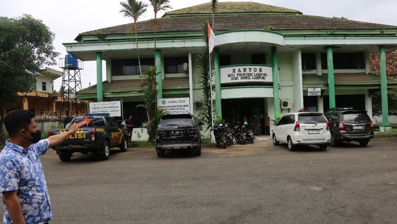 title Kantor MUI Lampung Dirusak OTK, Pintu dan Jendela Kaca Pecah Dilempari Batu Kantor MUI Lampung Dirusak OTK, Pintu dan Jendela Kaca Pecah Dilempari Batu
