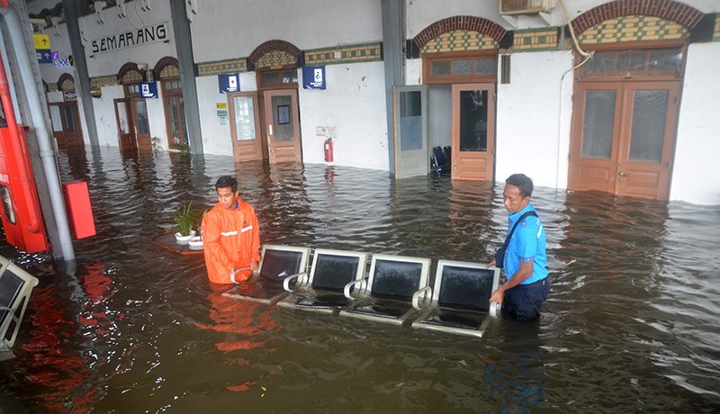Stasiun Semarang Tawang Banjir, Perjalanan Kereta Api Terganggu - Bagian 2