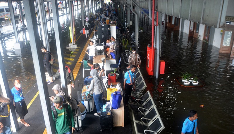 Stasiun Semarang Tawang Banjir, Perjalanan Kereta Api Terganggu - Bagian 5