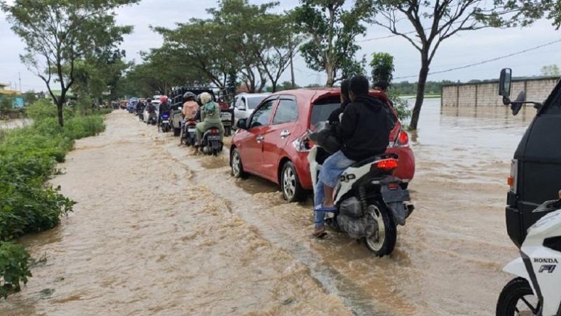 Jalur Nasional Penghubung Pulau Madura Tergenang Banjir di Malam Tahun Baru