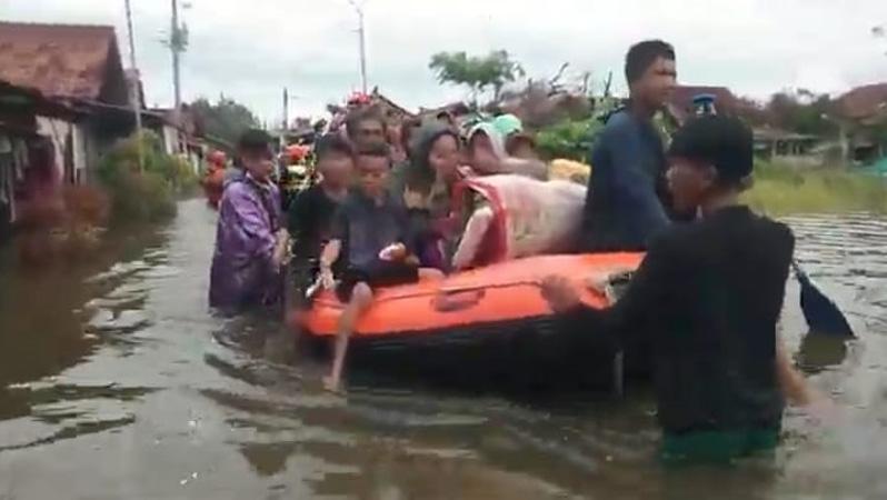 Banjir Pekalongan Makin Parah, Puluhan Lansia dan Balita Dievakuasi dengan Perahu Karet