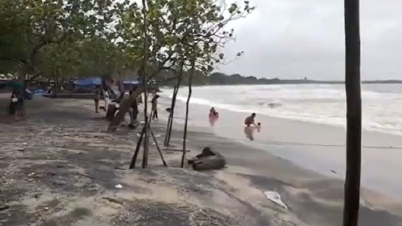 Gelombang Tinggi, Wisata Pantai Carita Sepi Pengunjung