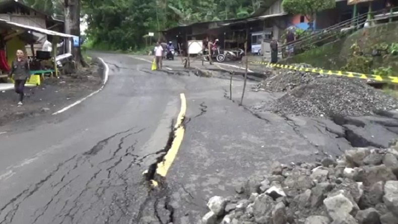 Jalan Menuju Objek Pantai Palabuhanratu Ambles, Petugas Terapkan Sistem Buka Tutup