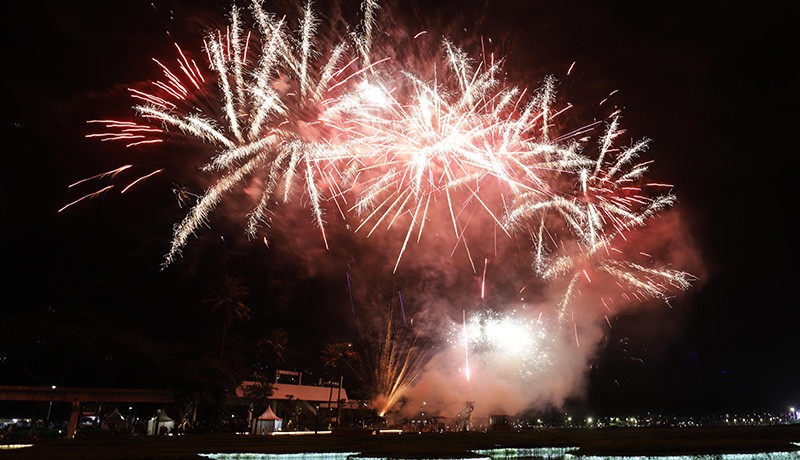 Pesta Kembang Api Selama 15 Menit Meriahkan Malam Tahun Baru di TMII - Bagian 2