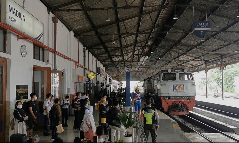 3 Rangkaian Kereta Masih Terlambat Datang Meski Banjir Surut, Ini Penyebabnya 