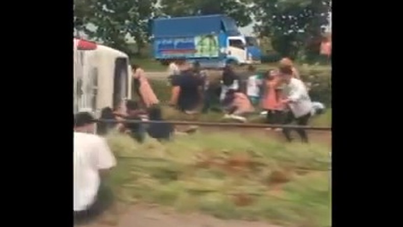 title Detik-detk Mikrobus Terbalik di Tol Cipali, Penumpang Histeris Sambil Pegangan Detik-detk Mikrobus Terbalik di Tol Cipali, Penumpang Histeris Sambil Pegangan