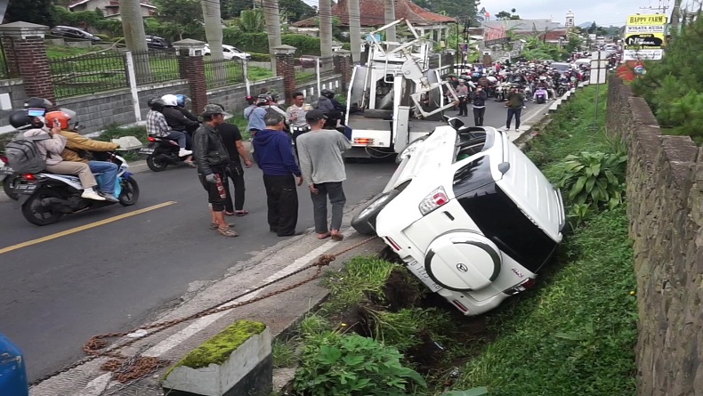 Usai Liburan di Ranca Upas Bandung, Mobil Wisatawan Terperosok ke Parit