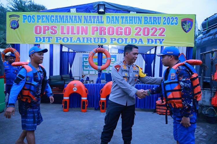 Sempat Terseret Gelombang ke Tengah, Pengunjung Pantai Parangtritis Berhasil Diselamatkan