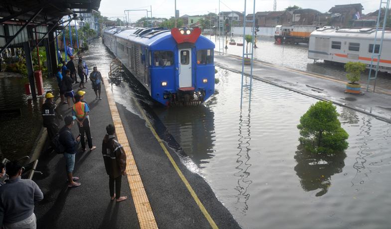 title Banjir di Semarang Surut, Perjalanan KA Lintas Utara Jawa Kembali Normal Banjir di Semarang Surut, Perjalanan KA Lintas Utara Jawa Kembali Normal