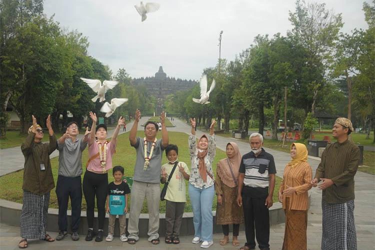 Pengunjung Pertama Candi Borobudur di Tahun 2023 Disambut 2 Ekor Gajah 