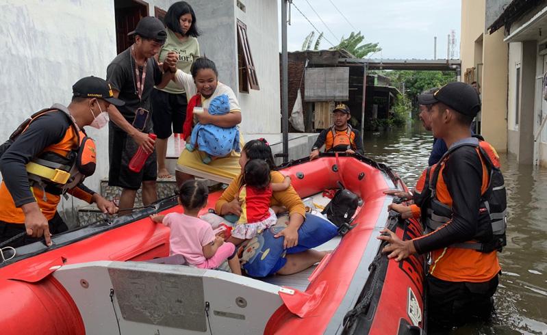 title Permukiman di Semarang Masih Tergenang Banjir, Ketinggian Air 50 Cm hingga 1 Meter Permukiman di Semarang Masih Tergenang Banjir, Ketinggian Air 50 Cm hingga 1 Meter