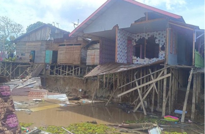 title Dampak Abrasi Sungai Kahayan, 30 Jiwa di Palangka Raya Diungsikan Dampak Abrasi Sungai Kahayan, 30 Jiwa di Palangka Raya Diungsikan