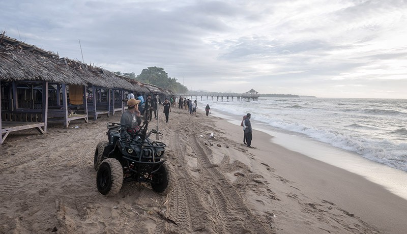 Dampak Gelombang Tinggi, Kawasan Pantai Anyer Sepi Wisatawan - Bagian 2