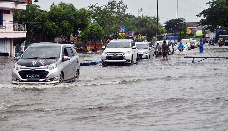 Jalan Jalur Pantura Kudus Banjir Timbulkan Kemacetan Panjang - Bagian 2