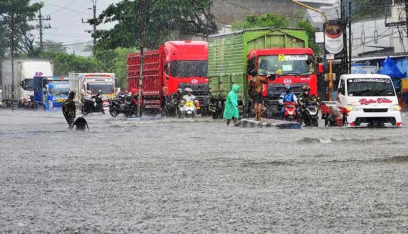 Jalan Jalur Pantura Kudus Banjir Timbulkan Kemacetan Panjang - Bagian 1